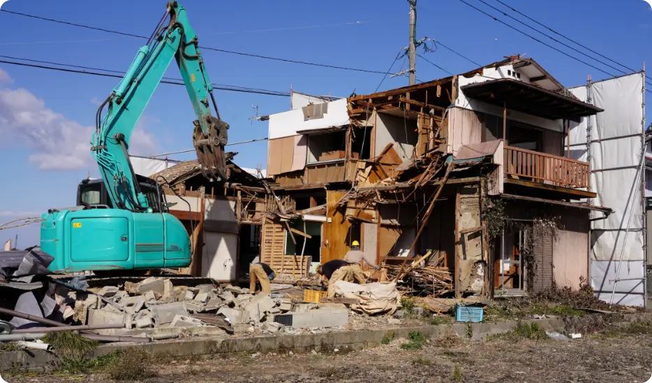 木造住宅の解体工事：重機による安全な家屋解体風景
