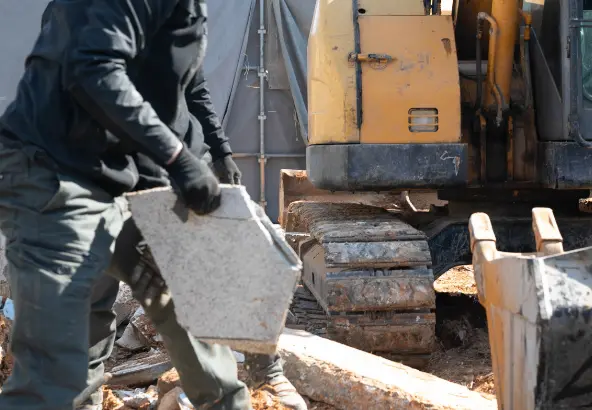 現場で作業する様子