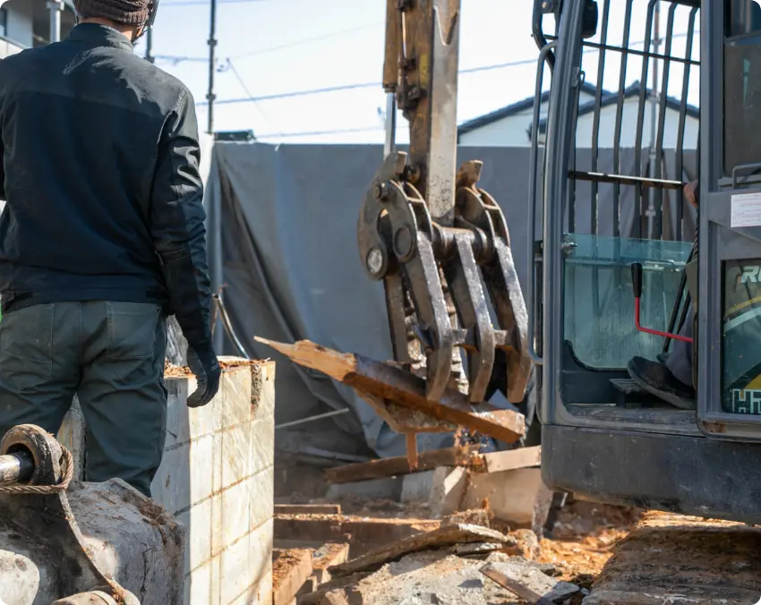 解体工事の施工風景